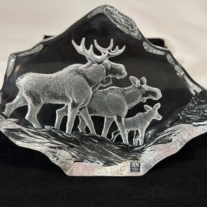 Mats Jonasson Sweden Moose & Family Art Glass Paperweight Signed Rare.